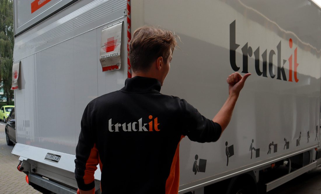 Verhuizer van Truckit loopt langs de verhuiswagen naar de cabine