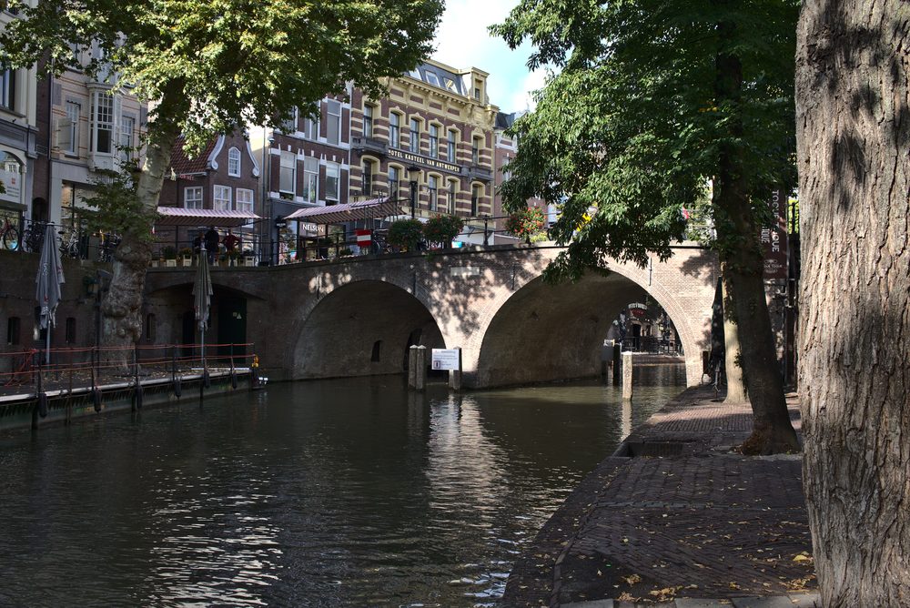 De Oudegracht met een werf en een boogbrug in de binnenstad van Utrecht
