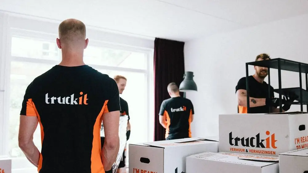 Verhuizers van Truckit met verhuisdozen in een woonkamer