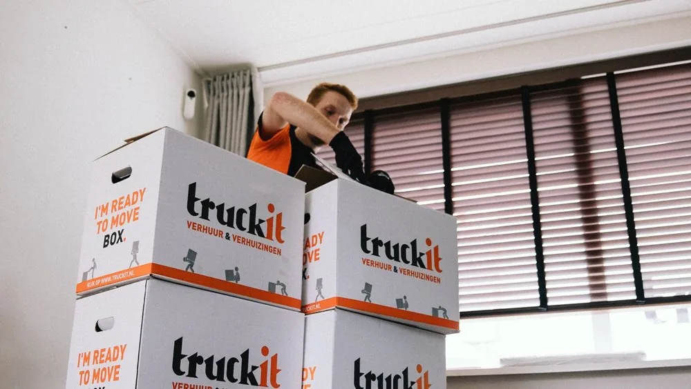 Verhuizer van Truckit pakt verhuisdozen in