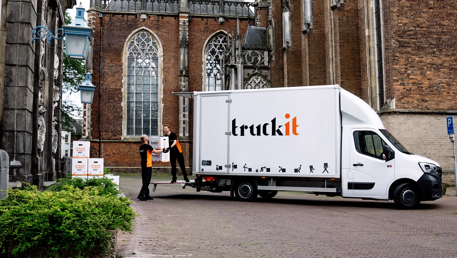 Verhuizers van Truckit laden verhuisdozen in de verhuiswagen